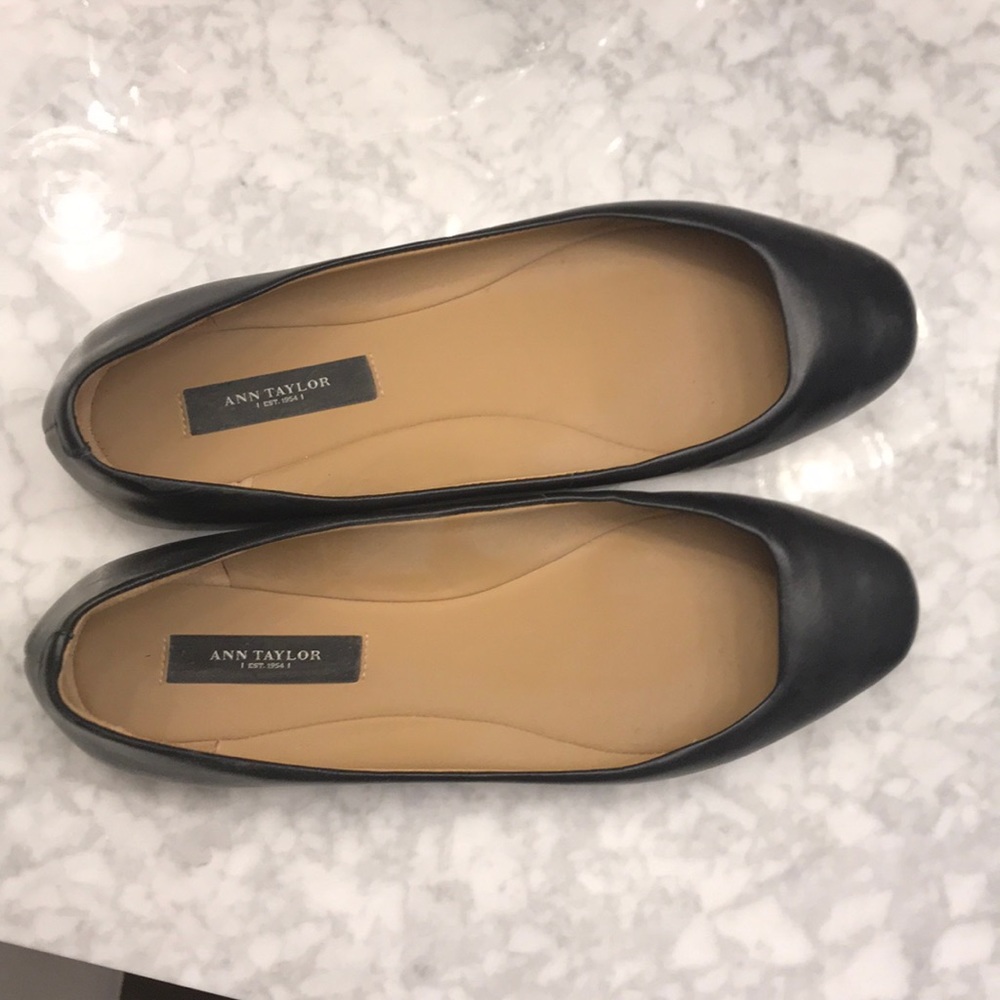 Ann Taylor black flat shoes